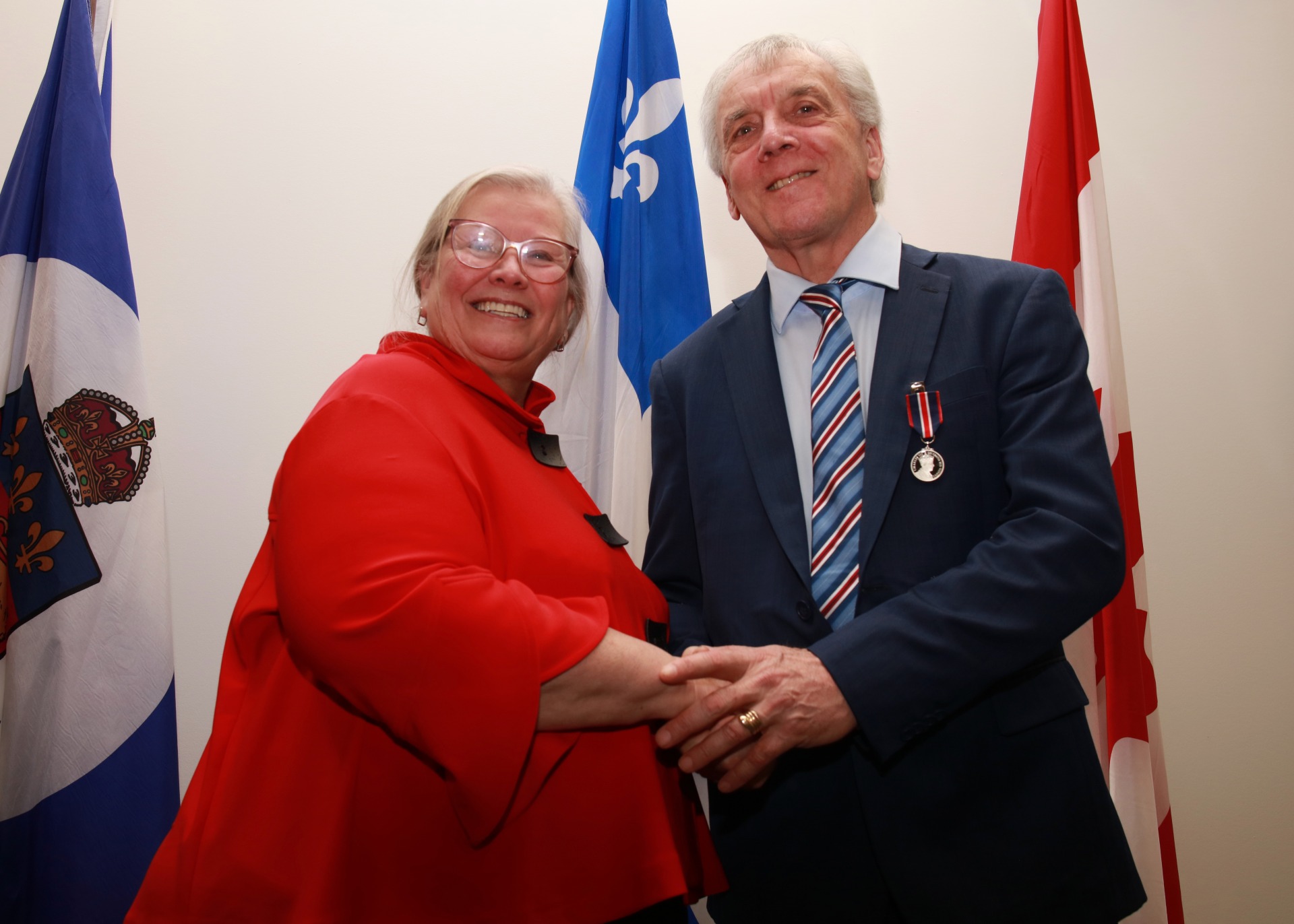 André Genest, préfet de la MRC des Pays-d’en-Haut, reçoit la Médaille du couronnement du roi Charles III